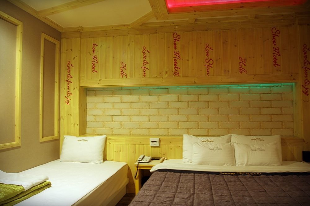 Show Hotel Busan Esterno foto